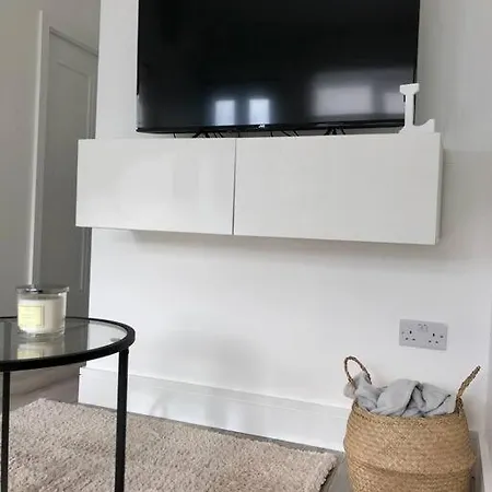 Cheerful One Bedroom In City *